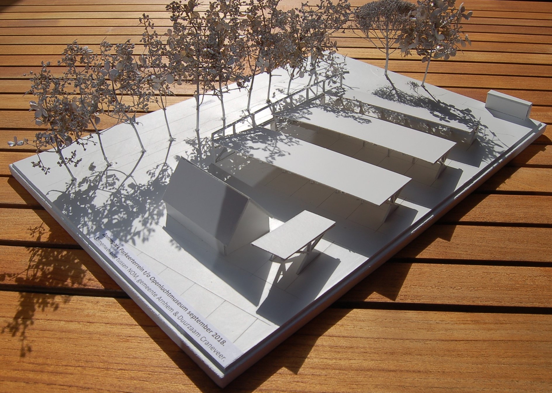 Een ruw ontwerp: zonnepanelen op de parkeerplaats van het Openluchtmuseum